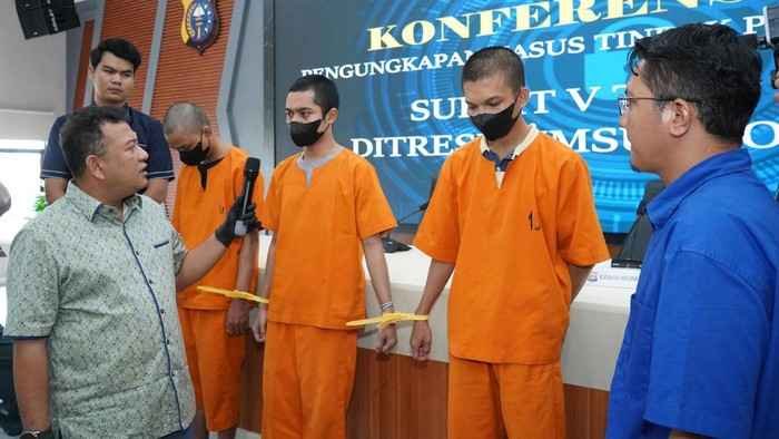 TIM SIBER POLDA RIAU AMANKAN 3 PRIA DI DUGA PELAKU LGBT, SEBAR DI AKUN  